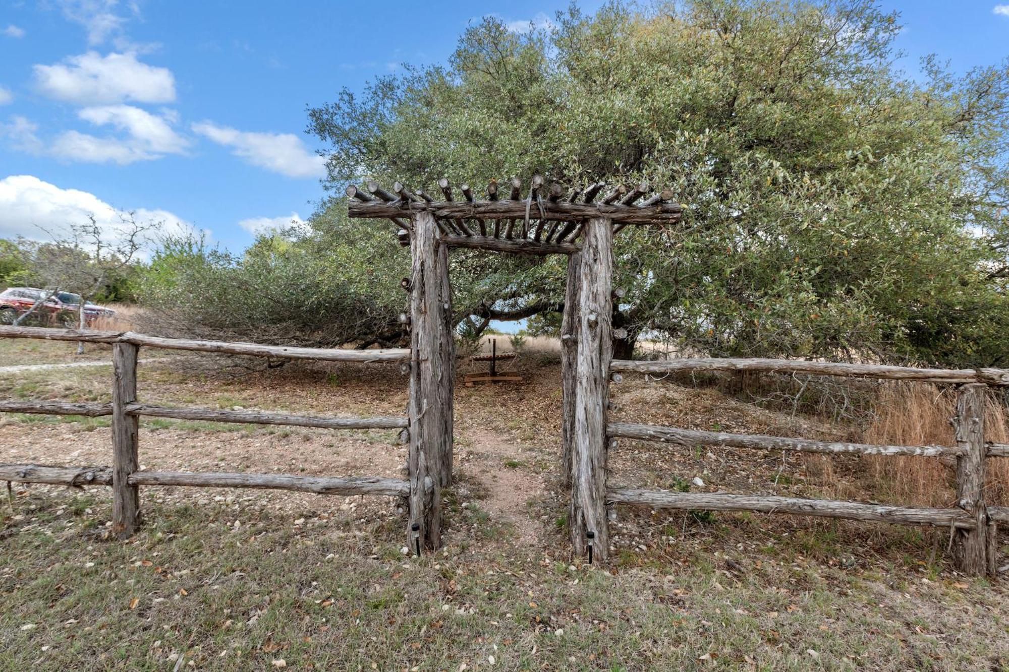 Mighty Oak Log Cabin Fredericksburg Exterior photo